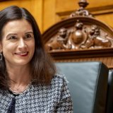 La présidente du National Maja Riniker a adressé sa compassion aux habitants de Blatten, lundi en ouverture de la session d'été. KEYSTONE/TIL BUERGY